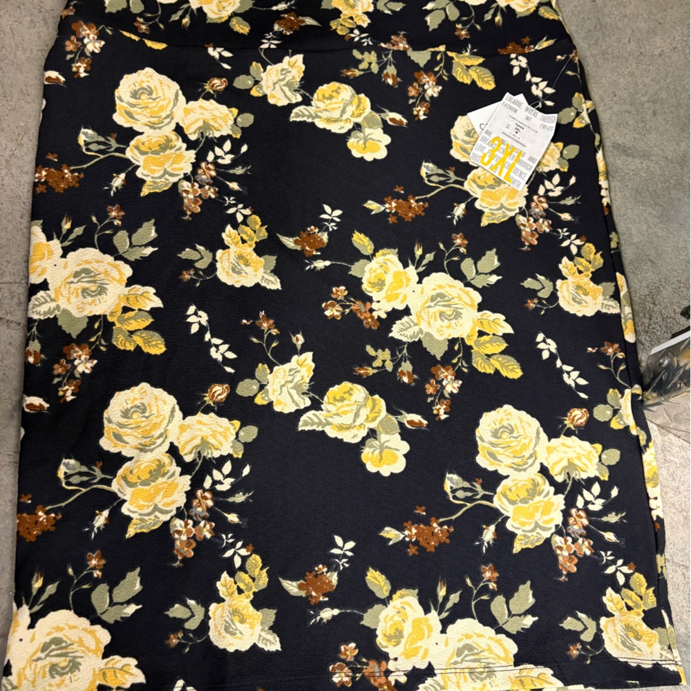 Lularoe cassie skirt 3xl. New with tag. Floral print
